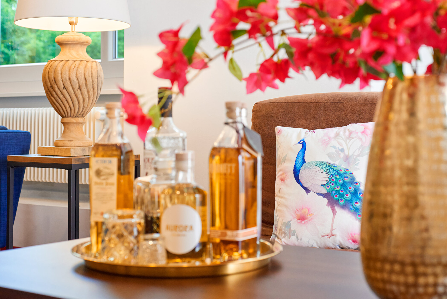 Tablett mit Alkoholflaschen in Lobby