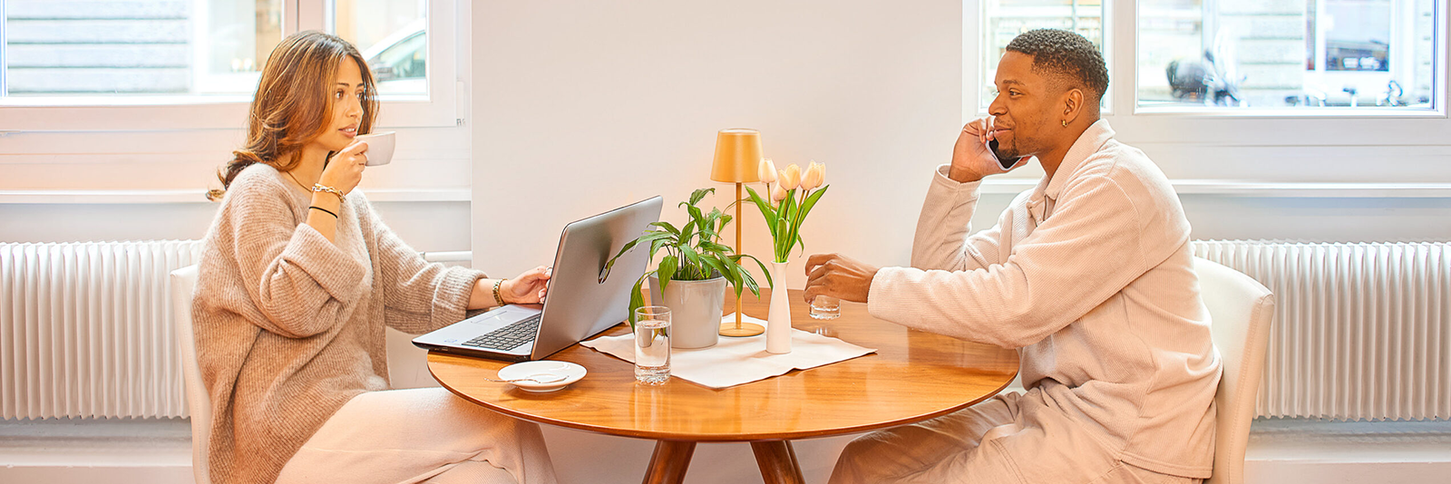 Paar an Tisch 1600 x 534